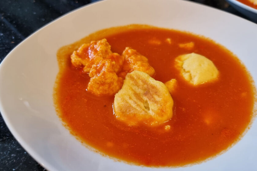 Grießklößchensuppe wie bei Oma mit Tomatensuppe